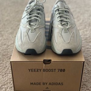 Yeezy boost 700